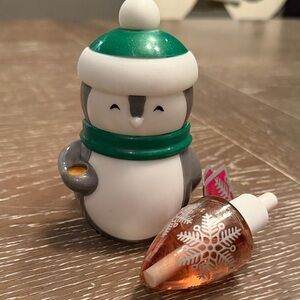 Bath & Body works Christmas Penguin Night Light diffuser Green Hat Scarf retired